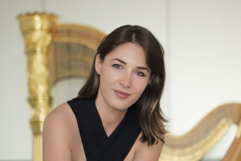 L’arpista Anaïs Gaudemard ospite dei Pomeriggi Musicali con James Feddeck sul podio