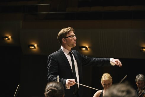 Benjamin Bayl torna sul podio dei Pomeriggi Musicali con un programma tra Classicismo e Pre-Romanticismo