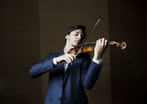 Il direttore George Pehlivanian e il violinista Andrea Obiso: due attesi ritorni nella 78ª Stagione dei Pomeriggi Musicali