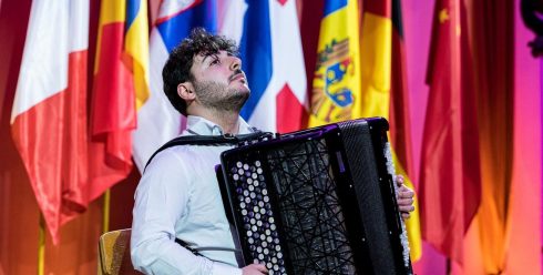 La fisarmonica di Luigi Gordano protagonista nel Chiostro della Magnolia per i concerti estivi dei Pomeriggi Musicali