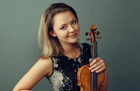La giovane violinista Alexandra Conunova, astro nascente dell’archetto, debutta ai Pomeriggi Musicali