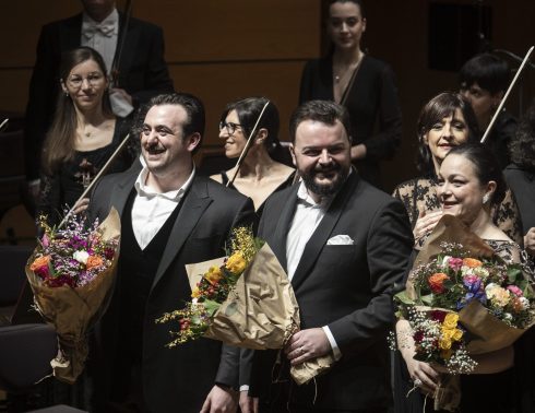 Oltre dieci minuti di applausi salutano la prima assoluta dell’opera <em>Marina</em> di Umberto Giordano per la 81a stagione dei Pomeriggi Musicali al Teatro Dal Verme di Milano